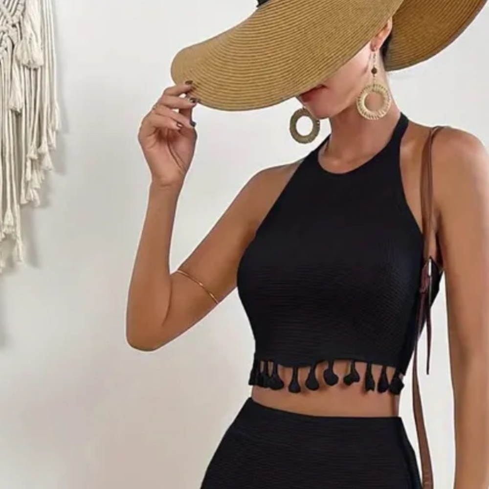 NEW• CREME’ DE LA CREME’ BOHO CHIC KNIT NAVY FRINGE HALTER TOP• L